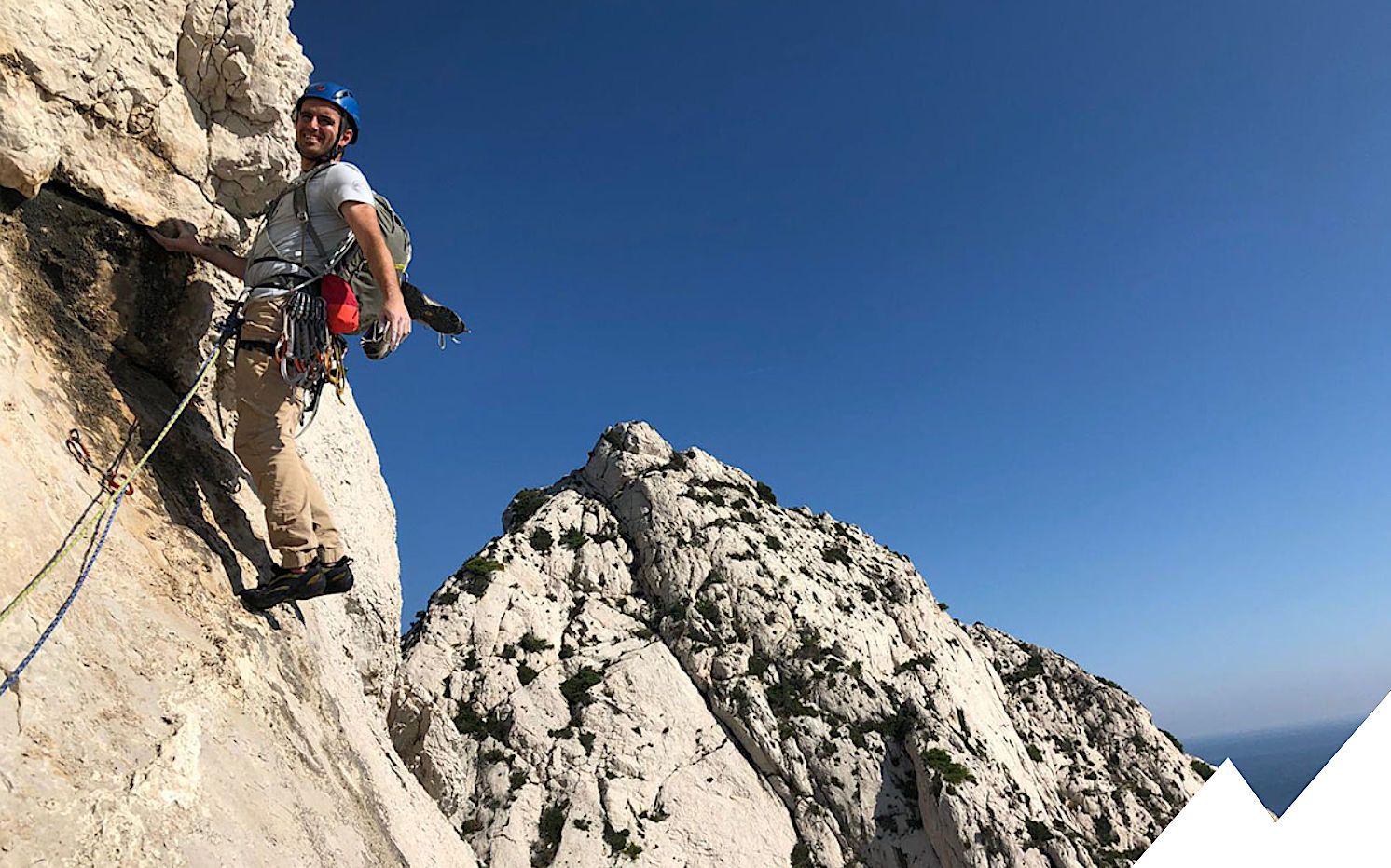 vue d'un paysage des calanques lors d'un camp d'escalade organisé par lionel bonvin