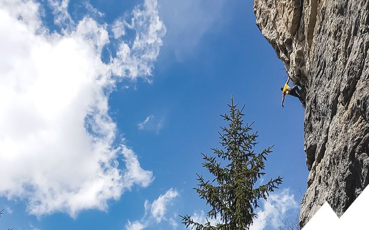 grimpeur au rawyl en valais lors d'un cours d'escalade donné par lionel bonvin